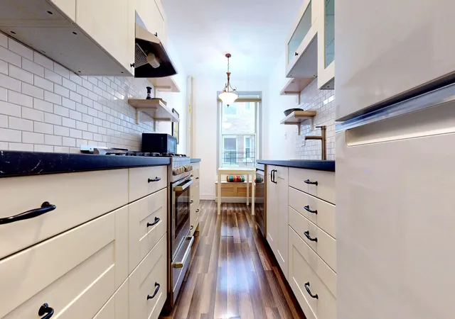 3rd image of 2081 Cruger Ave #2K, Bronx, NY 10462 | MLS# RLS20008360