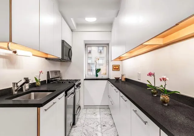 Photo 4 of Sale Pending at 870 5th Avenue #2E, New York, NY 10065 | MLS# RLS20010325 | Listing updated on 2025-12-06