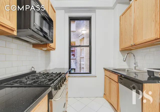 Photo 3 of Sale Pending at 200 W 54th Street #6J, New York, NY 10019 | MLS# RLS20013524 | Listing updated on 2026-01-24