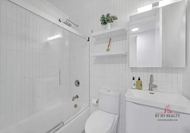 Photo 3 of House for sale at 350 W 50th Street #6-R, New York, NY 10019 | MLS# RLS20014216 | Listing updated on 2025-06-04