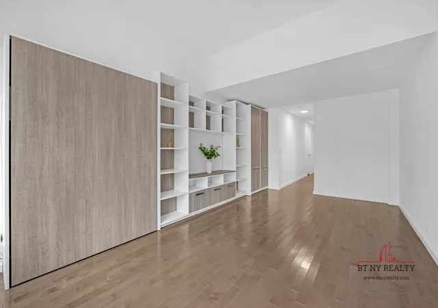Photo 4 of House for sale at 350 W 50th Street #6-R, New York, NY 10019 | MLS# RLS20014216 | Listing updated on 2025-06-04