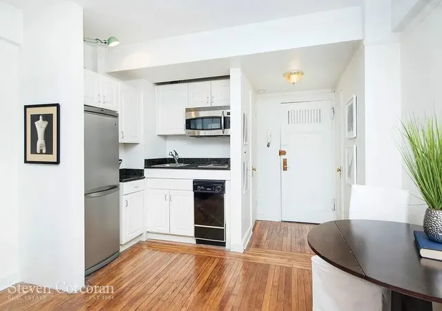 Photo 3 of Sale Pending at 5 Tudor City Pl #931, New York, NY 10017 | MLS# RLS20014323 | Listing updated on 2025-12-21