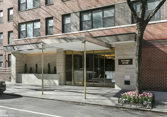 2nd image of 200 E 27Th St, New York City, NY 10016