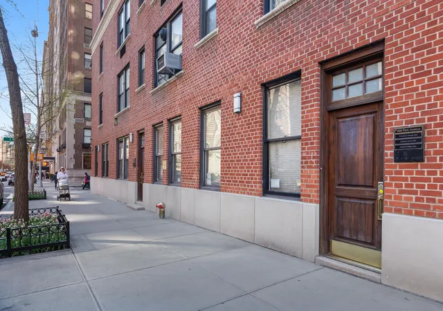 4th image of 1126 Park Ave, New York City, NY 10128