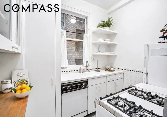 3rd image of 1060 Park Ave #3A, New York City, NY 10128 | MLS# RLS20024548