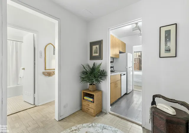 Listing Photo 1 - Condo for sale in building located at 55 E End Ave, New York City, NY 10028 - Unit #15J