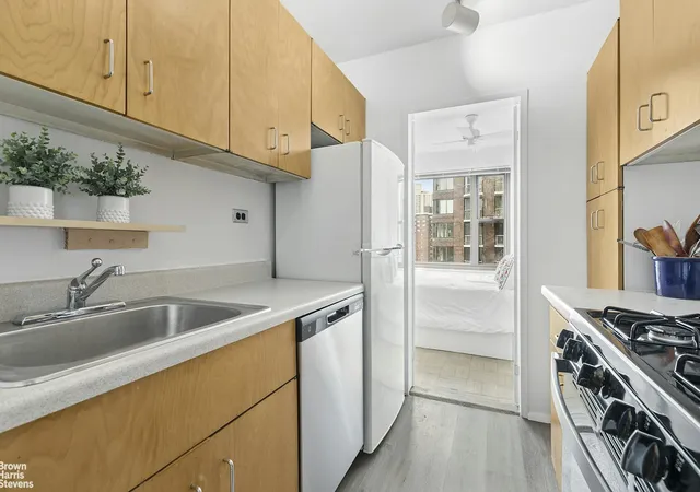Listing Photo 2 - Condo for sale in building located at 55 E End Ave, New York City, NY 10028 - Unit #15J