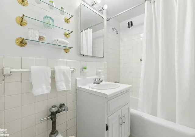 Listing Photo 4 - Condo for sale in building located at 55 E End Ave, New York City, NY 10028 - Unit #15J