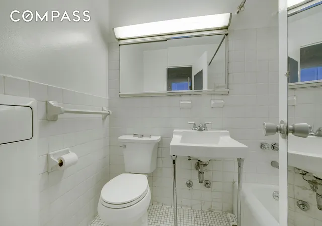 2nd image of 220 E 60Th St, New York City, NY 10022