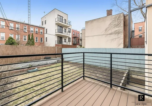 Photo 4 of House for sale at 160 India St #1-R, Brooklyn, NY 11222 | MLS# RLS20034610 | Listing updated on 2025-12-11
