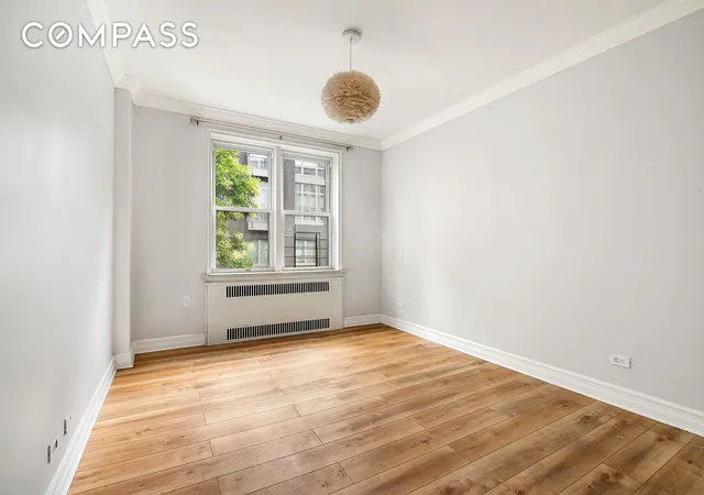 2nd image of 305 W 52Nd St, New York City, NY 10019