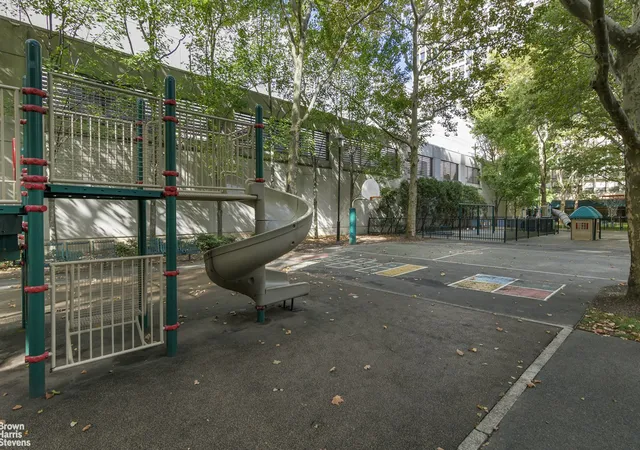 2nd image of 300 E 33Rd St, New York City, NY 10016