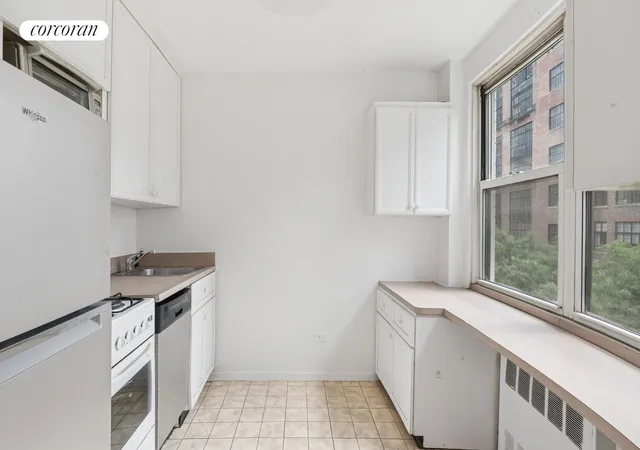 3rd image of 221 E 50Th St, New York City, NY 10022