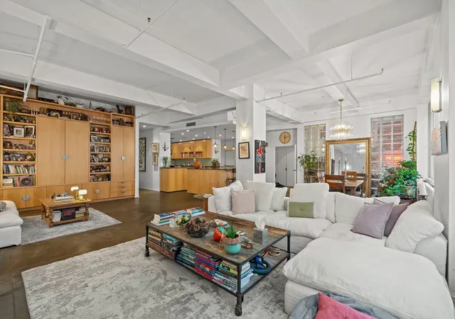 2nd image of 335 W 38Th St, New York City, NY 10018