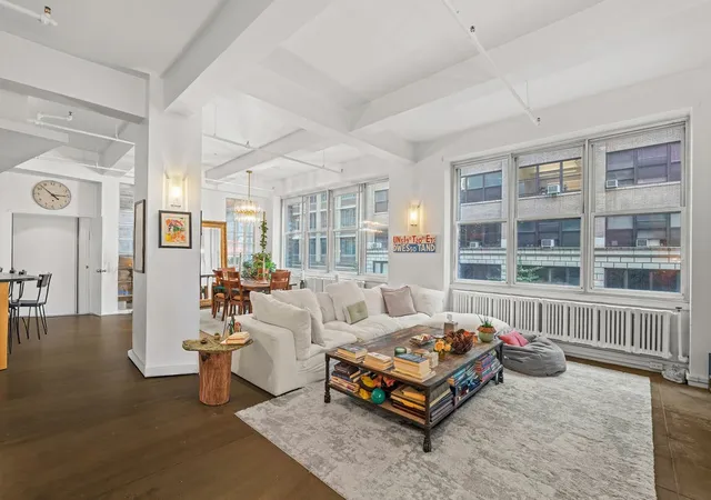 3rd image of 335 W 38Th St, New York City, NY 10018