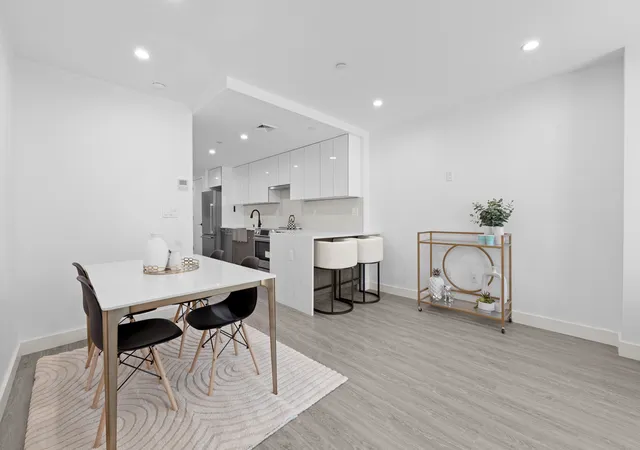 Photo 3 of Sale Pending at 46-40 Vernon Blvd #2B, Long Island City, NY 11101 | MLS# RLS20043022 | Listing updated on 2025-11-18