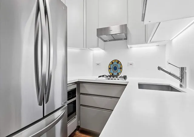 4th image of 30 W 61St St, New York City, NY 10023