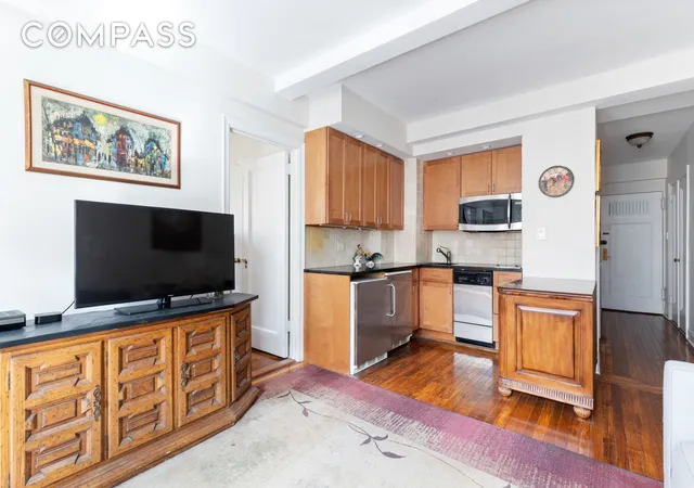 Photo 3 of Sale Pending at 5 Tudor City Pl #1111, New York, NY 10017 | MLS# RLS20048844 | Listing updated on 2026-07-30