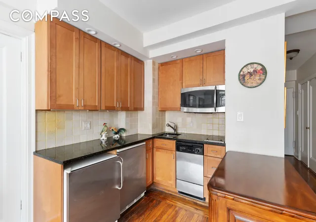 Photo 3 of Sale Pending at 5 Tudor City Pl #1111, New York, NY 10017 | MLS# RLS20048844 | Listing updated on 2026-07-30