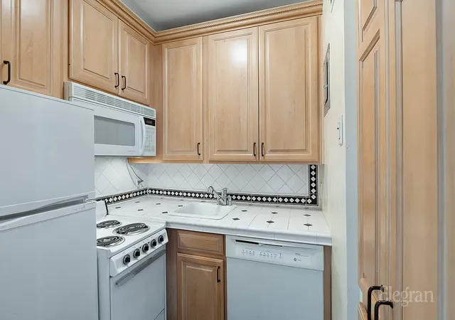 Photo 3 of Sale Pending at 55 E 65Th St #4B, New York, NY 10065 | MLS# RLS20048960 | Listing updated on 2026-03-31