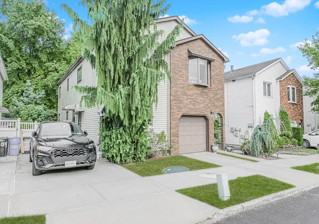 2nd image of 100 Marisa Cir, New York City, NY 10309 | MLS# RLS20049672