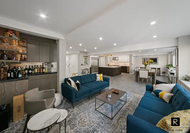 2nd image of 240 E 55Th St, New York City, NY 10022