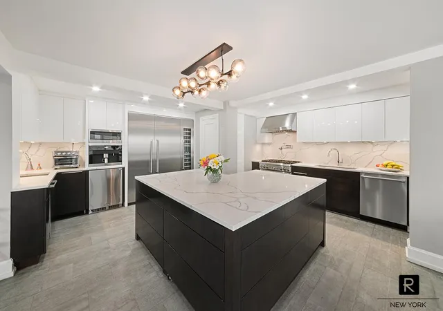 3rd image of 240 E 55Th St, New York City, NY 10022