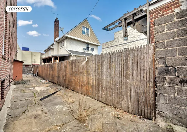 Photo 3 of Townhouse for sale at 95 07 Cresskill Pl, Jamaica, NY 11435 | MLS# RLS20051280 | Listing updated on 2026-03-28