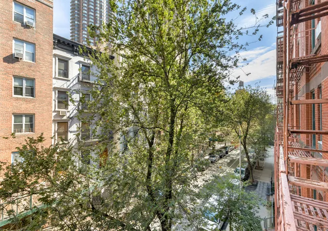 2nd image of 332 E 77Th St, New York City, NY 10075