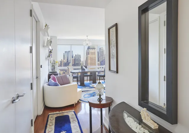 4th image of 350 W 42Nd St, New York City, NY 10036