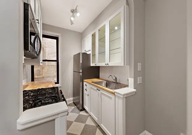 Listing Photo 5 - Condo for sale in building located at 415 Ocean Pkwy, New York, NY 11218 - Unit #3G