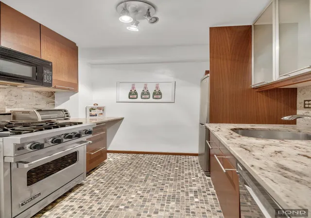 Photo 3 of Sale Pending at 166 E 61st Street #5D, New York, NY 10065 | MLS# RLS20055178 | Listing updated on 2025-12-04
