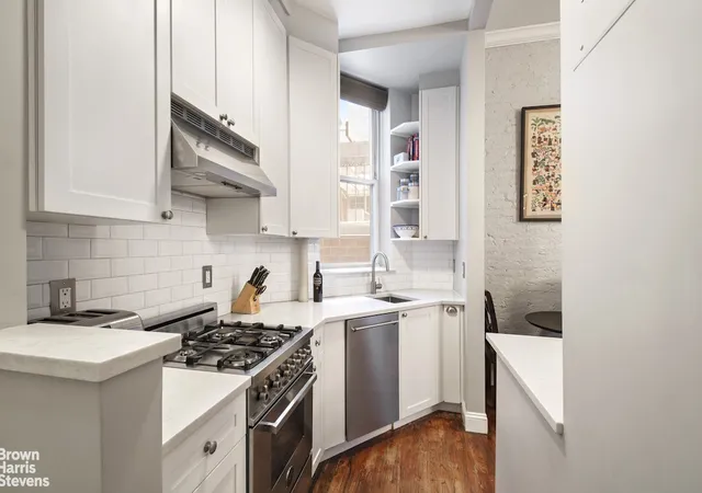 3rd image of 103 E 10Th St, New York City, NY 10003