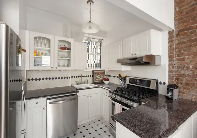 Listing Photo 4 - Condo for sale in building located at 204 W 92Nd St, New York City, NY 10025 - Unit #2F