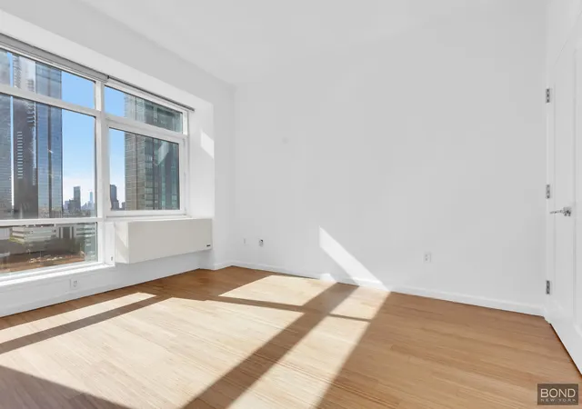 Photo 3 of House for sale at 24-15 Queens Plz N #10B, Long Island City, NY 11101 | MLS# RLS20055940 | Listing updated on 2026-02-22