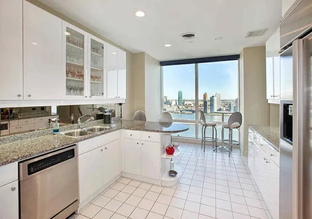 Photo 4 of House for sale at 845 United Nations Plz #32B, New York, NY 10017 | MLS# RLS20057626 | Listing updated on 2026-06-12