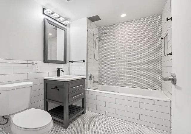 Photo 4 of House for sale at 47-05 5Th St #202, Long Island City, NY 11101 | MLS# RLS20058356 | Listing updated on 2025-11-05