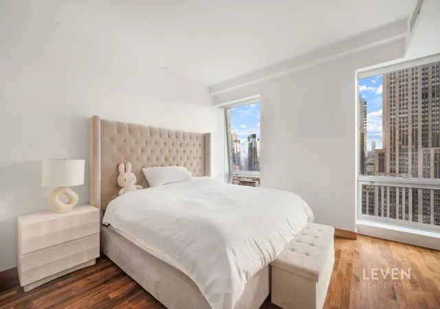 Photo 4 of House for sale at 400 5th Avenue #34H, New York, NY 10018 | MLS# RLS20060454 | Listing updated on 2026-02-22