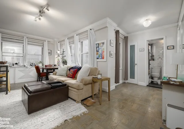2nd image of 166 E 35Th St, New York City, NY 10016