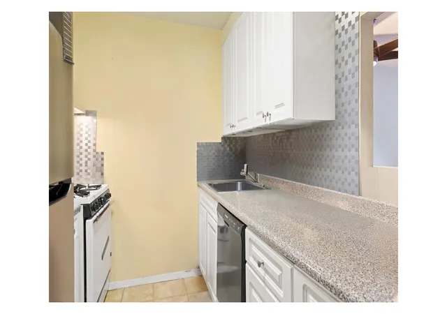 2nd image of 595 Main St, New York City, NY 10044