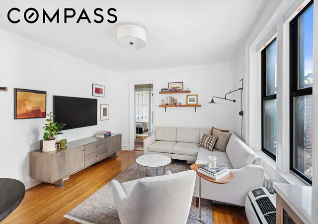 2nd image of 319 W 18Th St, New York, NY 10011
