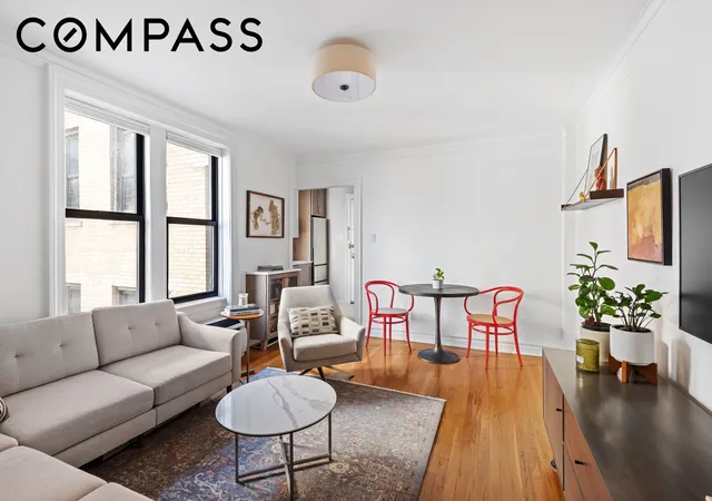 3rd image of 319 W 18Th St, New York, NY 10011
