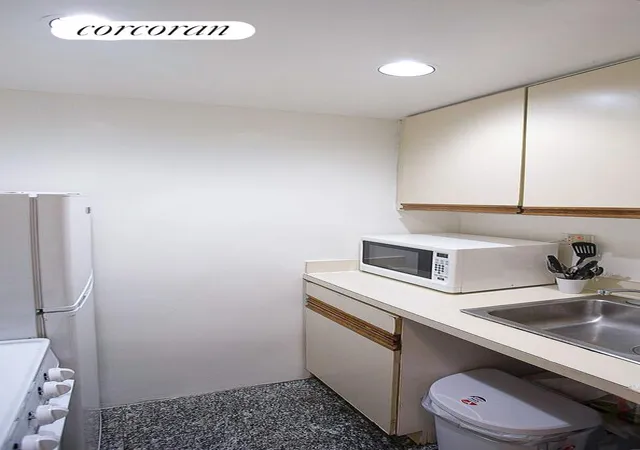 2nd image of 210 E 47Th St, New York City, NY 10017