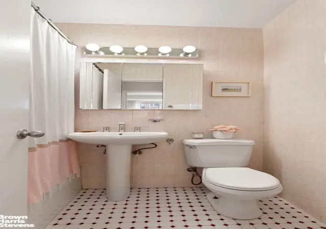 2nd image of 155 E 34Th St, New York City, NY 10016