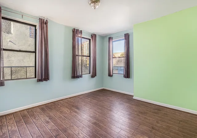 Photo 4 of House for sale at 101 Graham Ave, Brooklyn, NY 11206 | MLS# RLS20063738 | Listing updated on 2025-12-16