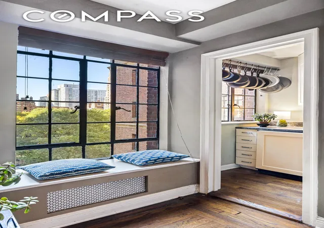 Photo 3 of Sale Pending at 333 E 43rd Street #922, New York, NY 10017 | MLS# RLS20057543 | Listing updated on 2026-04-07