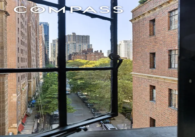 Photo 3 of Sale Pending at 333 E 43rd Street #922, New York, NY 10017 | MLS# RLS20057543 | Listing updated on 2026-04-07