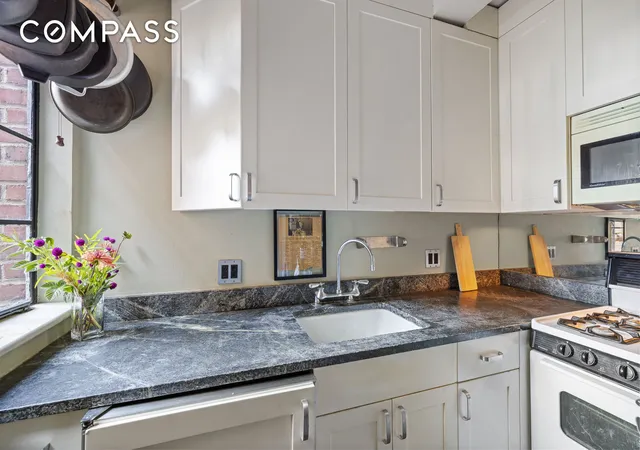 Photo 4 of Sale Pending at 333 E 43rd Street #922, New York, NY 10017 | MLS# RLS20057543 | Listing updated on 2026-04-07