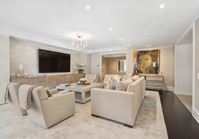 3rd image of 21 E 61St St, New York City, NY 10065