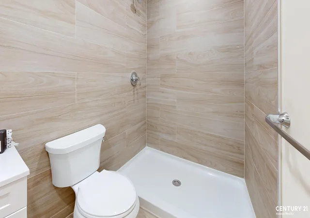 17th image of 10 Harris Ln, New York City, NY 10309 | MLS# RLS20066540